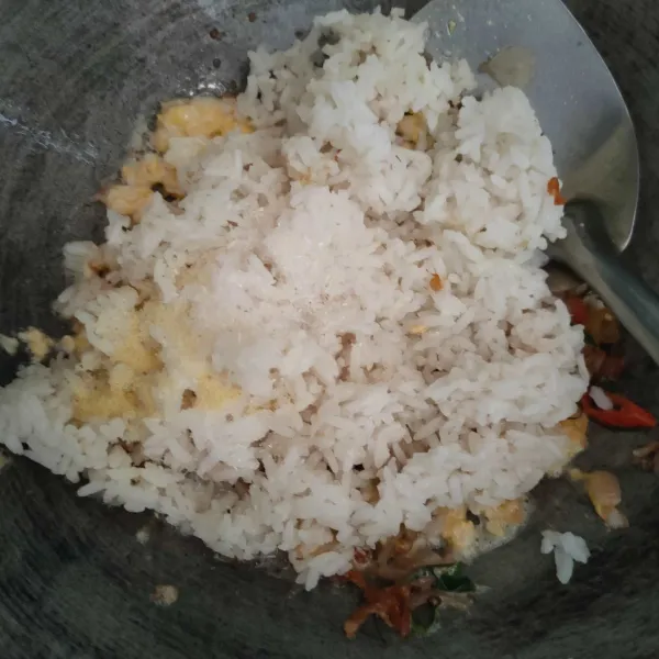 Masukkan nasi, bumbui.