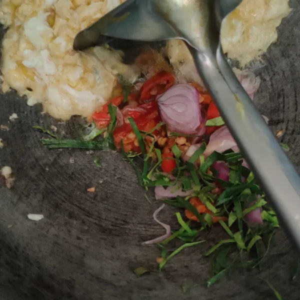 Oseng bumbu iris hingga wangi dengan sisa minyak menggoreng telur.