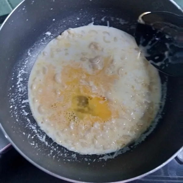 Masukkan telur yang telah dikocok bersama garam, aduk rata.