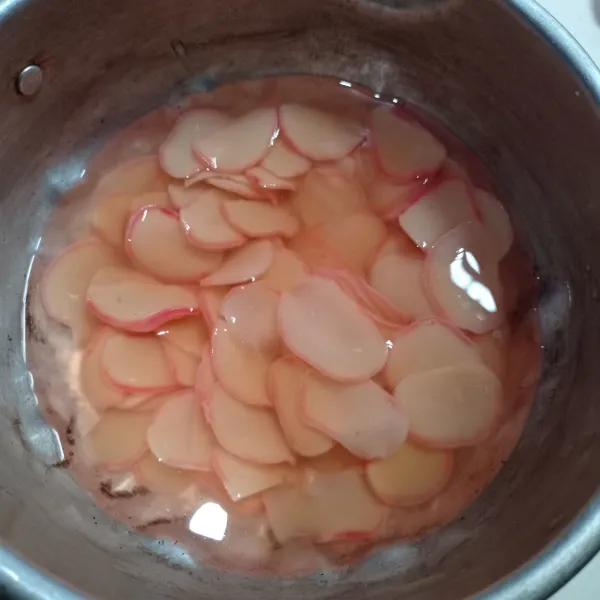 Rendam kerupuk dengan air hangat sampai lunak.