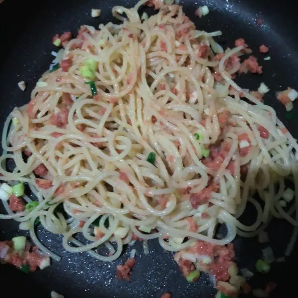 Masukkan spagetti, aduk rata. Matikan api.