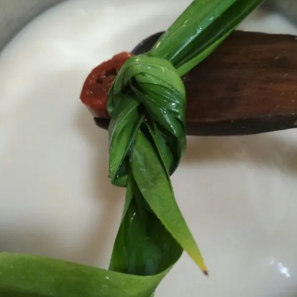 Masak sisa santan bersama gula merah, gula pasir, garam dan daun pandan hingga mendidih.