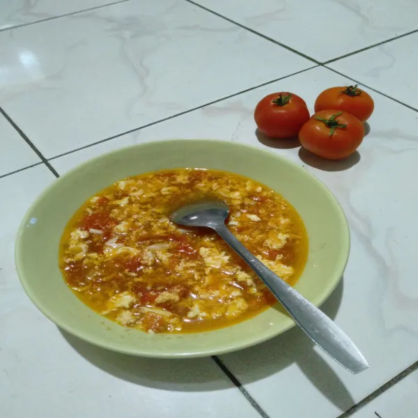 Sup tomat telur siap di nikmati selagi hangat.