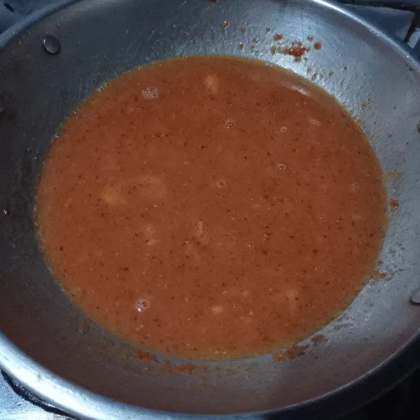 Tuang air, kemudian bumbui dengan garam, gula, dan kaldu bubuk. Masak sampai mendidih, dan cek rasa.