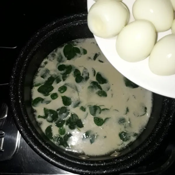 Masukkan telur puyuh ke dalam panci.