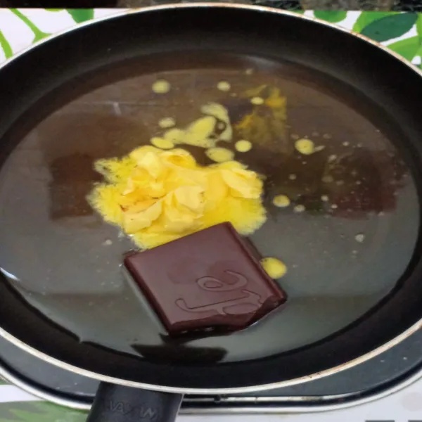 Setelah cair, masukan margarin dan coklat, masak lagi sampai mencair