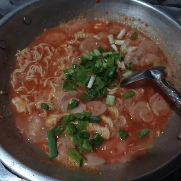 Terakhir, masukan irisan daun bawang, kemudian matikan api dan sajikan.