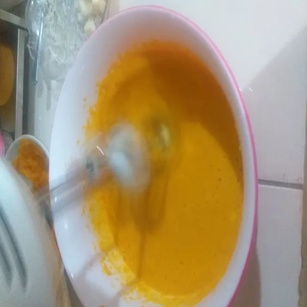 Mixer kuning telur dengan 2 sdm gula pasir sampai kuning pucat tambahkan susu cair dan susu kental manis.