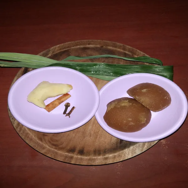 Rebus air, kayu manis, cengkeh, daun pandan, gula merah, jahe, gula pasir dan sejumput garam. Apabila jahe/gula belum terasa boleh ditambahkan sesuai selera.