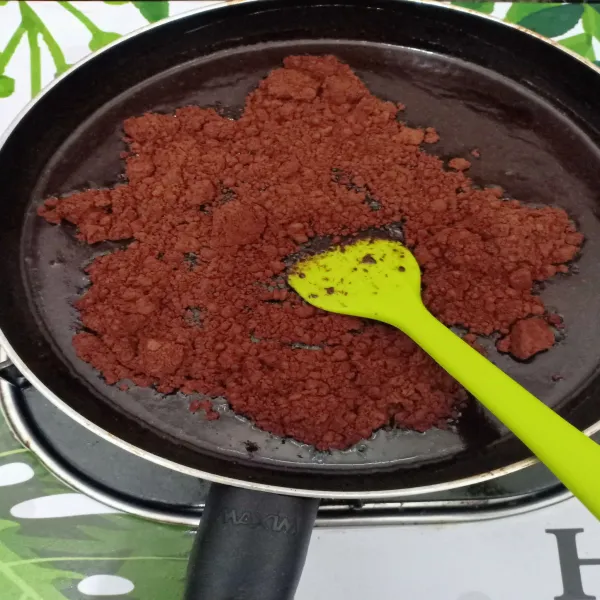 Setelah cair matikan kompor, masukan coklat bubuk dan aduk sampai rata