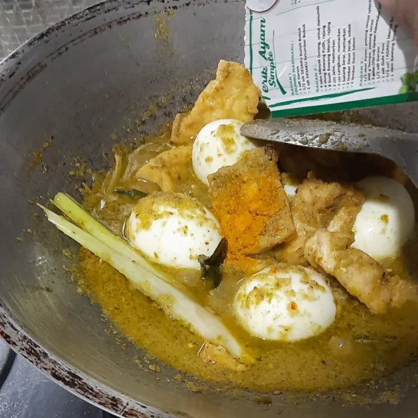 Tambahkan kunyit bubuk, aduk rata. Masak hingga bumbu meresap dan air menyusut, cicipi rasanya.