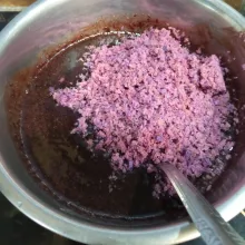 Masukkan ubi ungu, aduk rata, biarkan mengental, sisihkan.
