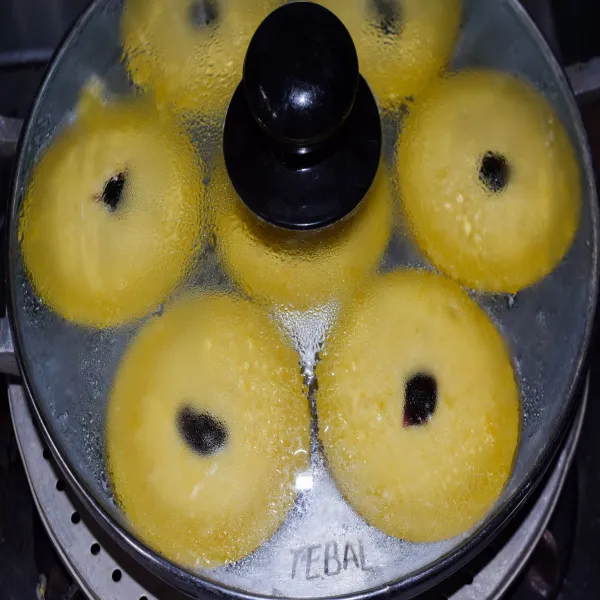 Tutup kue lumpur dan tunggu sampai benar-benar matang. Angkat dan dinginkan. Siap disajikan.