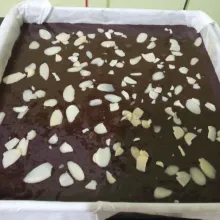 Beri taburan kacang kenari, oven dengan api atas bawah pada suhu 180 C selama 30 menit atau sampai matang, lalu dinginkan.