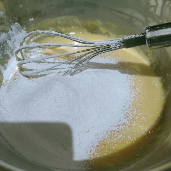 Masukkan tepung terigu dan maizena yang sudah diayak, aduk hingga tercampur rata.
