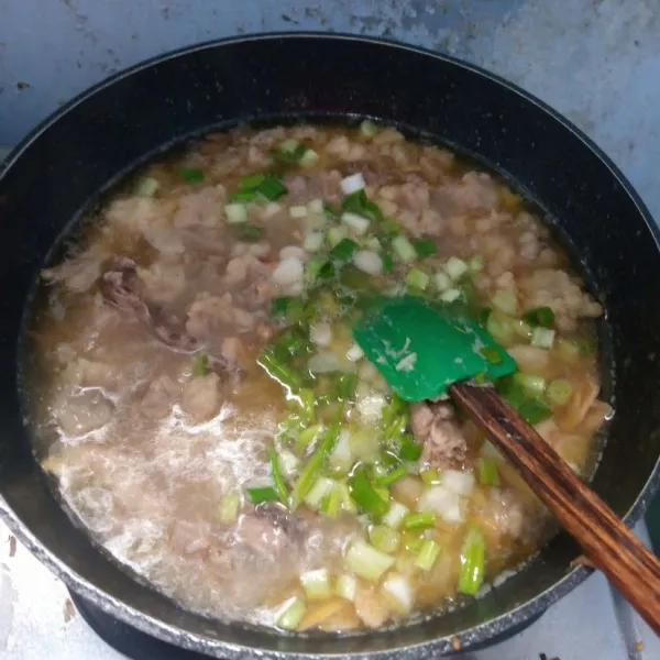 Tambahkan potongan daun bawang. Aduk rata. Angkat dan sajikan.