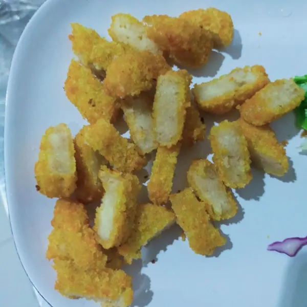 Goreng nugget lalu potong-potong. Kemudian sisihkan.