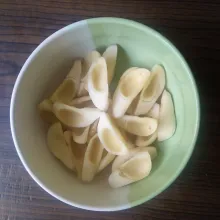 Kupas salak, bersihkan bagian kulit halusnya, potong daging buah salak menjadi 2 bagian lalu buang bijinya. Masukkan ke dalam mangkuk saji.