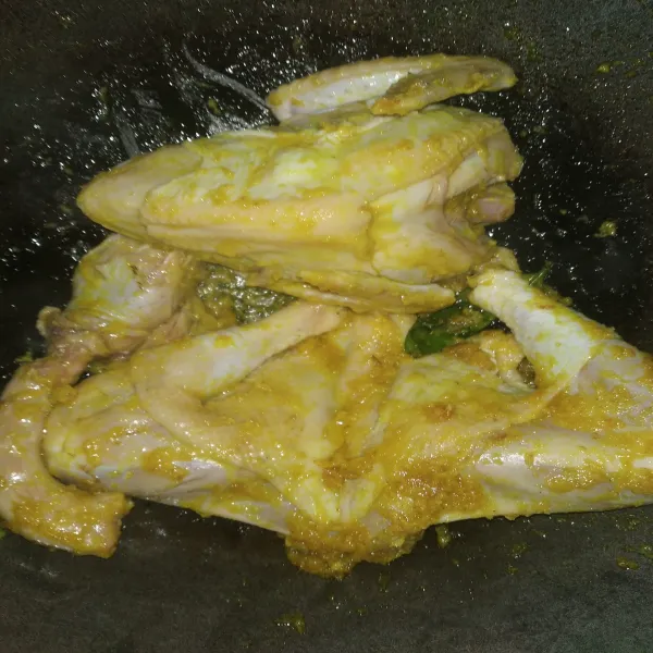 Masukkan ayam, tumis sebentar hingga daging ayam berubah warna.