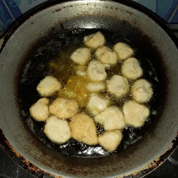 Goreng adonan dalam minyak panas, bentuk bulat dengan menggunakan dua buah sendok. Goreng hingga kecoklatan dan matang.