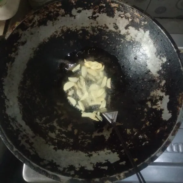 Panaskan minyak goreng, kemudian tumis bawang putih terlebih dahulu sampai harum.