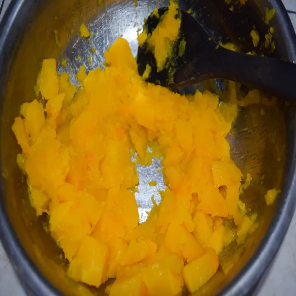 Hancurkan labu kuning hingga halus.