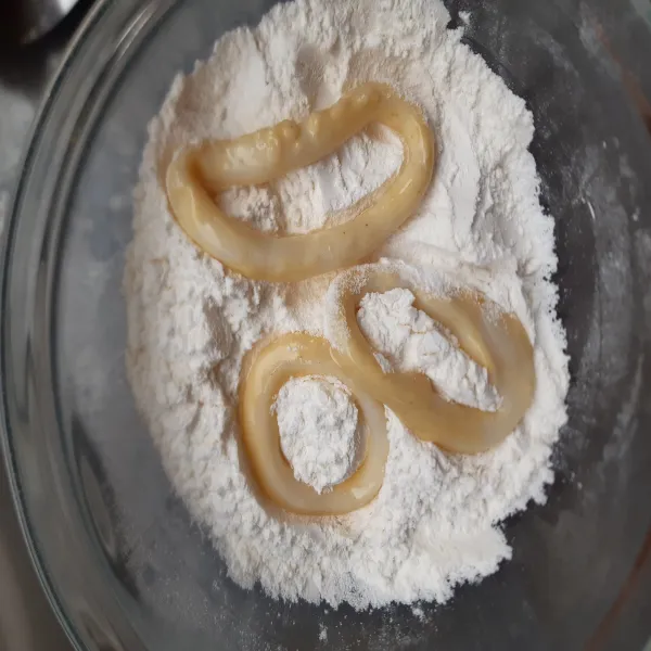 Campurkan semua bahan kering. Kemudian, balurkan cumi yang di marinasi ke bahan kering.