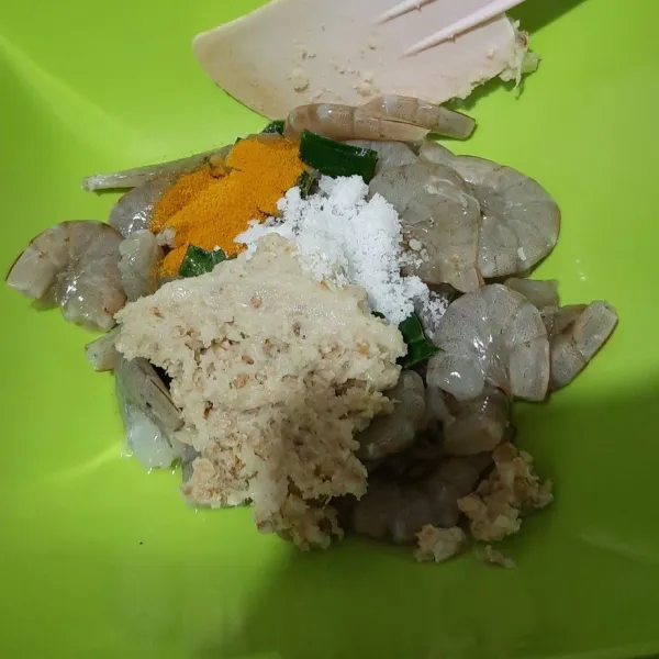 Tambahkan bumbu yang sudah di haluskan, kunyit bubuk dan garam.