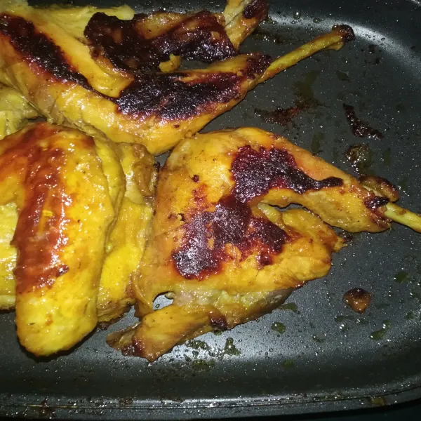 Bakar ayam di pinggan tahan panas, hingga ayam berubah warna. Gunakan api kompor kecil agar ayam terbakar sempurna. Ayam bakar siap dihidangkan.
