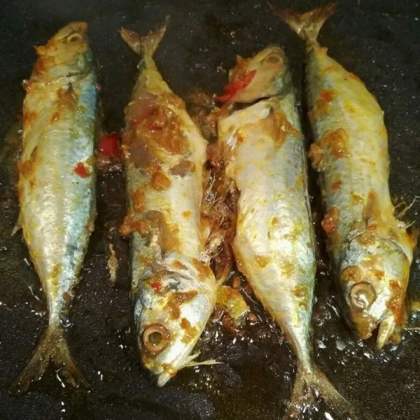 Setelah 30 menit panaskan teflon beri minyak dan ratakan kemudian bakar ikan kembung hingga matang kedua sisi, angkat dan sajikan dengan sambal favorit, nasi hangat dan lalapan.