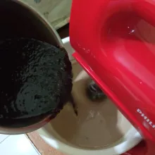 Masukkan campuran margarin sedikit demi sedikit kocok dengan kecepatan rendah.
