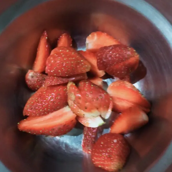 Potong-potong strawberry.