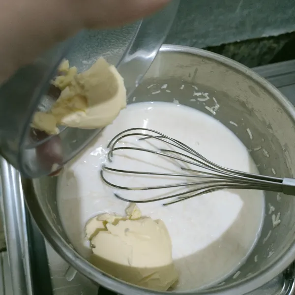 Masukkan unsalted butter dan masak hingga keju lumer dan menyatu dengan susu.