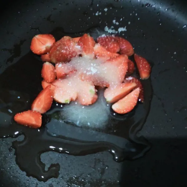 Masak strawberry dengan air dan gula hingga strawberry hancur. Boleh sampai lembut bila suka.