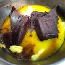 Lelehkan margarin dan coklat, aduk sampai larut.