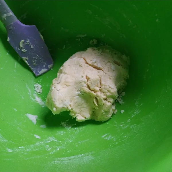 Campur tepung tapioka, telur, dan kaldu bubuk. Kemudian, aduk hingga tercampur rata dan adonan bisa dibentuk.