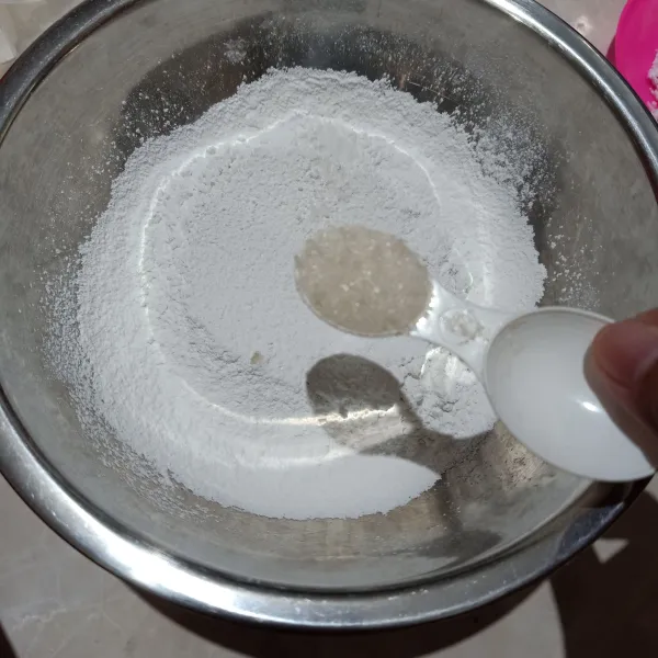 Campur tepung beras, gula dan garam dalam baskom.