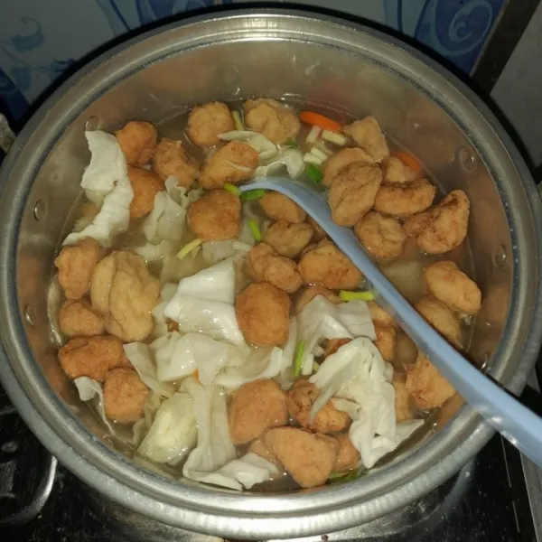 Didihkan air lalu masukkan sayuran, makaroni dan bumbu. Tambahkan bola tahu udang, garam, gula, kaldu bubuk, dan lada bubuk. Masak hingga sayuran matang.