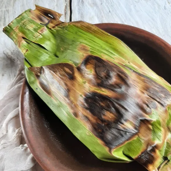 Bakar sambil di bolak-balik hingga daun layu dan aroma muncul.