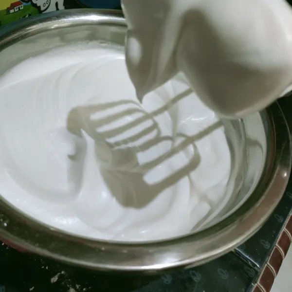 Mixer putih telur hingga soft peak.