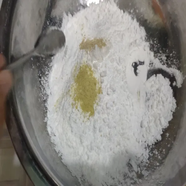 Campur tepung tapioka dengan garam, kaldu bubuk dan lada bubuk, lalu aduk-aduk.