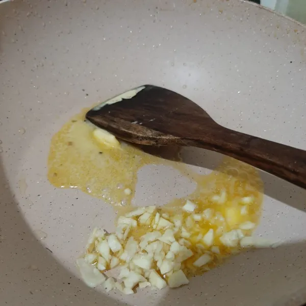 Panaskan margarin. Tumis bawang putih hingga harum.