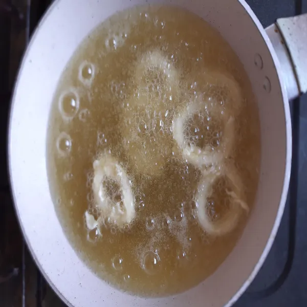 Panaskan minyak, kemudian goreng cumi sampai kecoklatan.