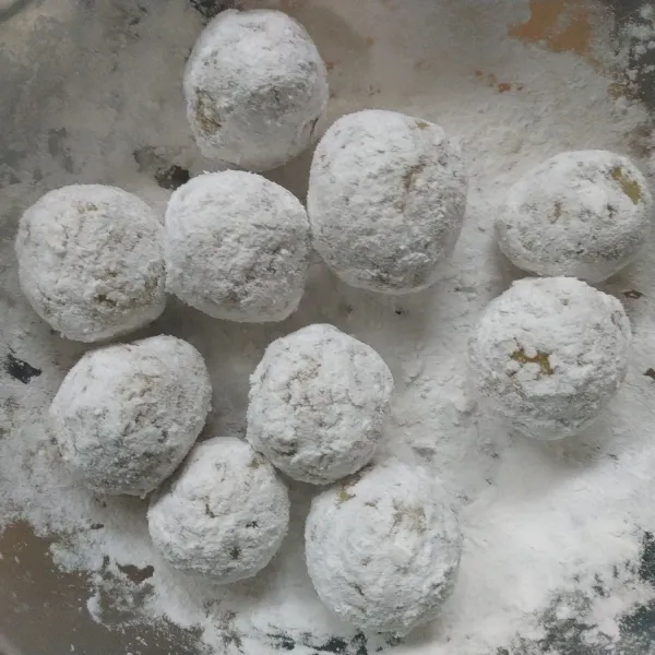 Siapkan tepung tapioka kering, lalu masukkan bakso yang telah ditiriskan ke dalam tepung kering, dan baluri hingga rata.