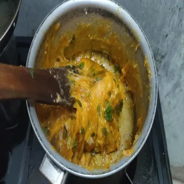 Kalau sudah kental, angkat dan pindahkan. Biarkan dingin.