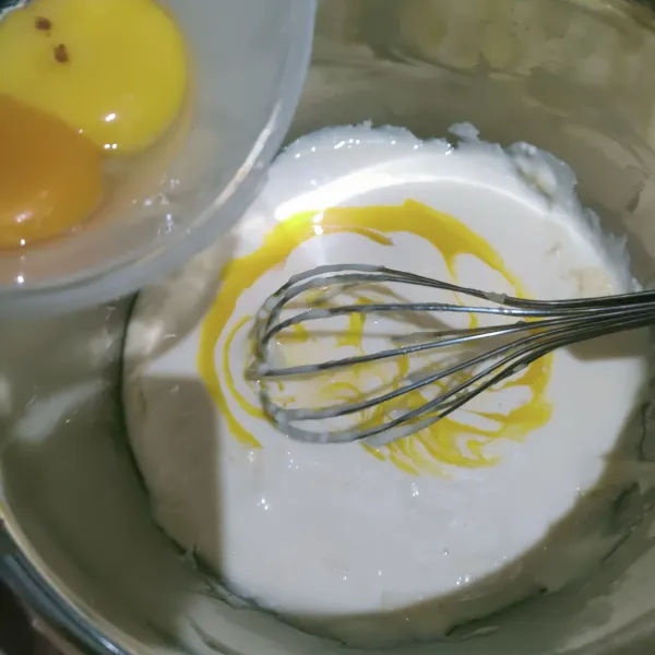 Masukkan kuning telur dan aduk kembali hingga tercampur rata dan sisihkan.