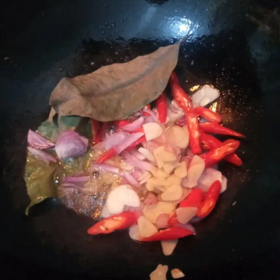 Panaskan wajan dan beri sedikit minyak. Tumis bawang merah, bawang putih, cabai merah, lengkuas, dan daun salam hingga harum.