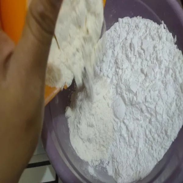 Campur bahan kulit, aduk rata.