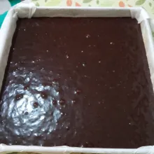 Tuang adonan di loyang ukuran 20x20x4 cm yang di olesi margarin dan di alasi kertas roti.