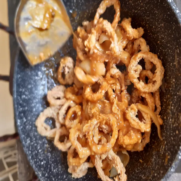 Campurkan bahan utama, dan cumi siap di sajikan. Jangan lupa taburkan biji wijen. Hidangan siap disajikan.